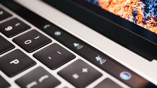 Illustration for article titled Probamos el nuevo MacBook Pro: una barra genial y un infierno de adaptadores